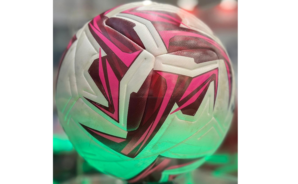 Einwandfreier Fußball mit Kicker Sports